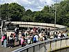 Viele Besucher stehen am Rand der Kläranlage bei einem Vortrag